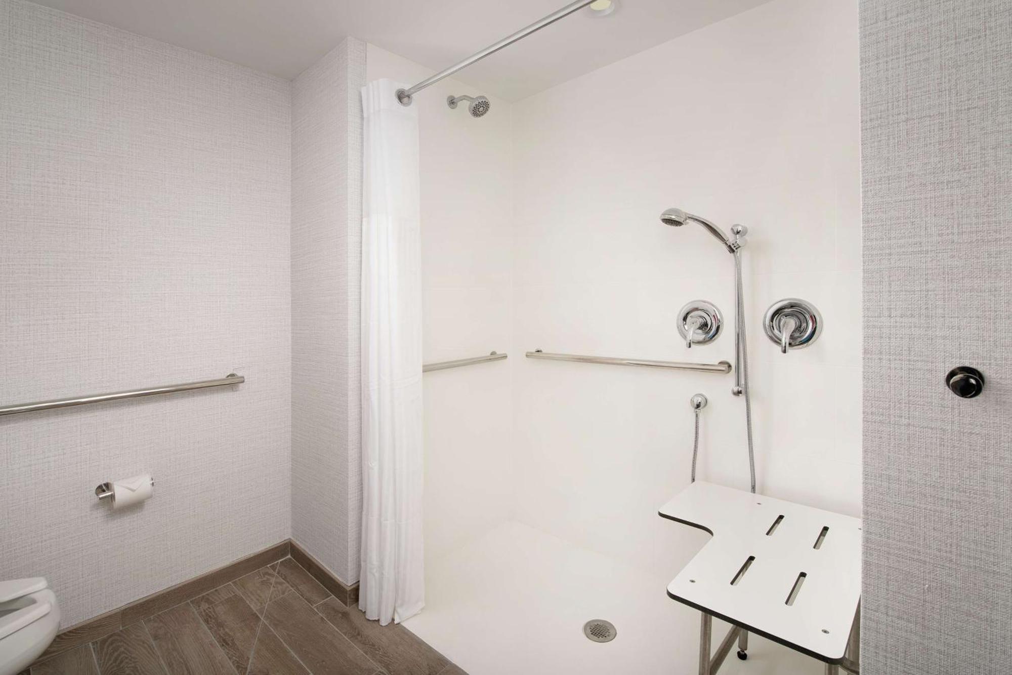 King Room Roll Shower Mobility Access,1548818392:JPEG